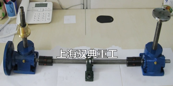 絲桿升降機(jī)兩臺聯(lián)動(dòng)